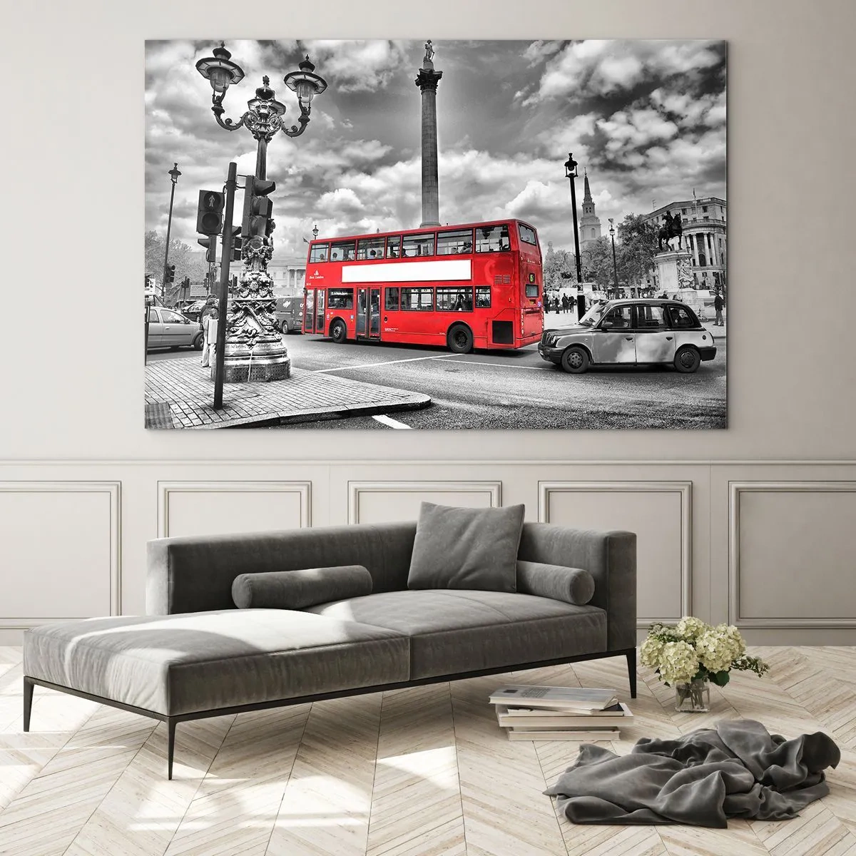 Glastavla - Bild på glas - En röd buss mot en svartvit stadsbild - 70x50cm - Stadens riktiga blodomlopp - Modern väggdekoration för vardagsrum och sovrum ARTTOR