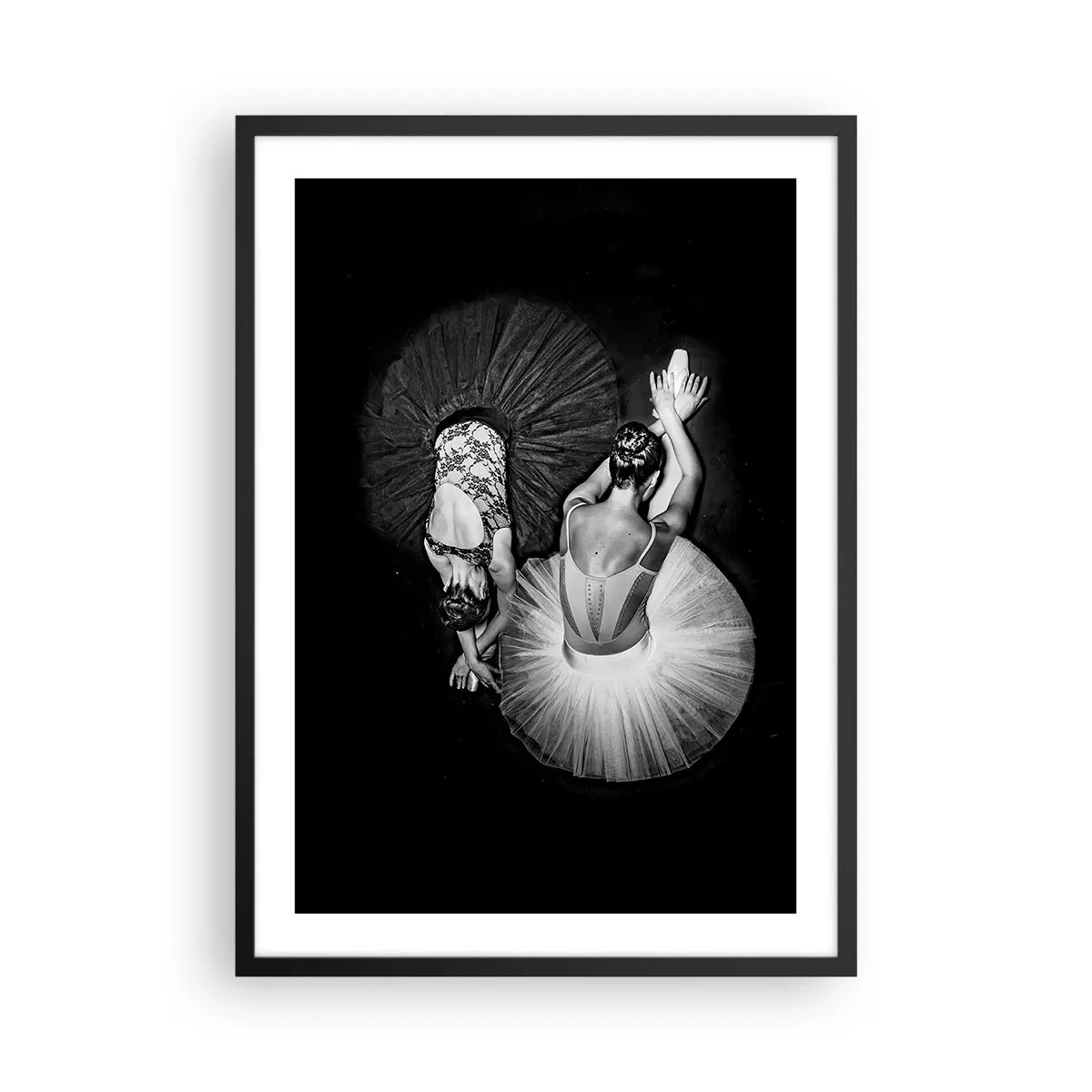 Affisch i svart ram - Ballerinor i svartvitt sedda ovanifrån - 50x70cm - Jin och jang – den perfekta balansen - Modern väggdekoration för vardagsrum och sovrum ARTTOR