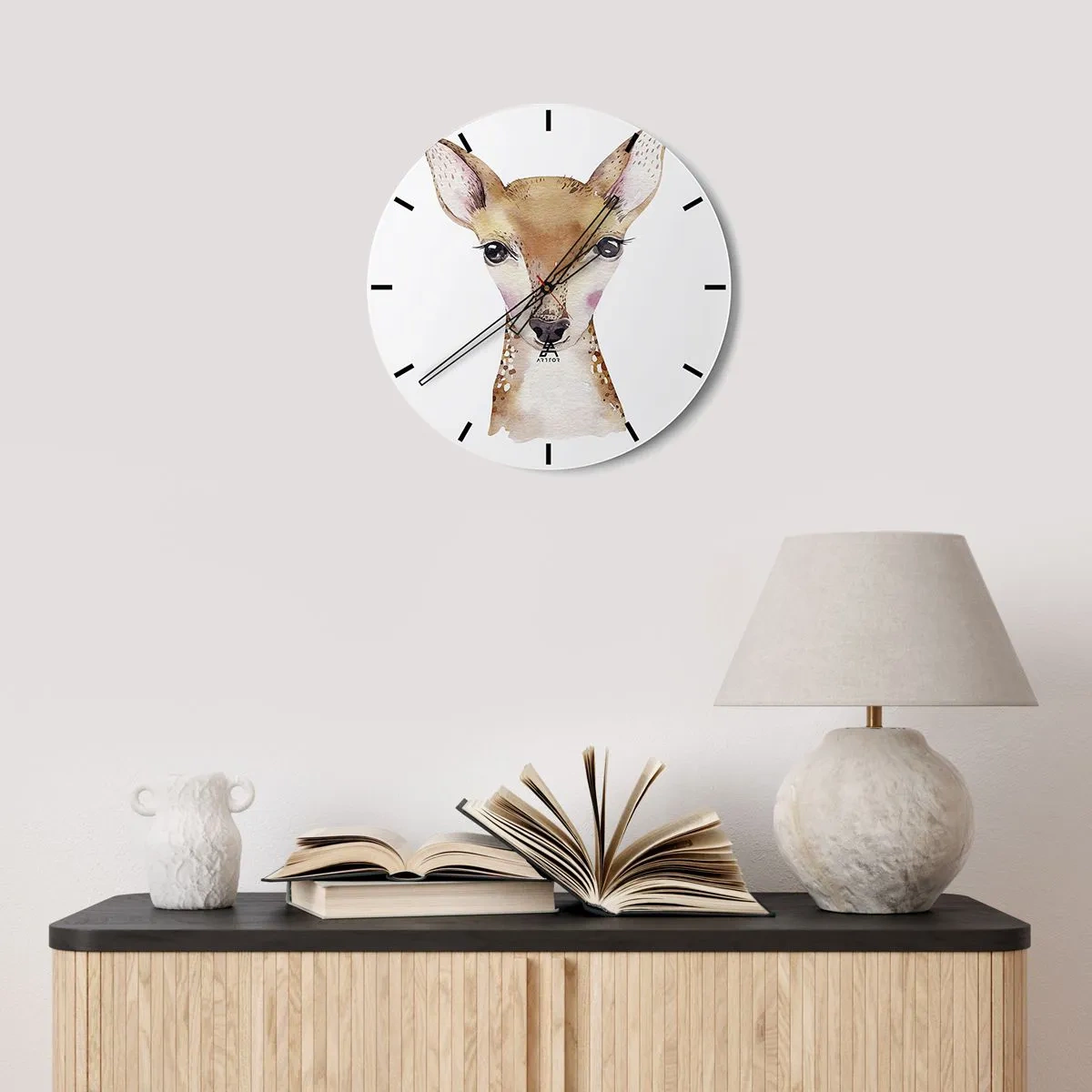 Väggklocka - Klocka på glas - Akvarell illustration av ett rådjur på vit bakgrund - 30x30cm - Oskuldens natur - Modern väggdekoration för vardagsrum, kök och sovrum ARTTOR