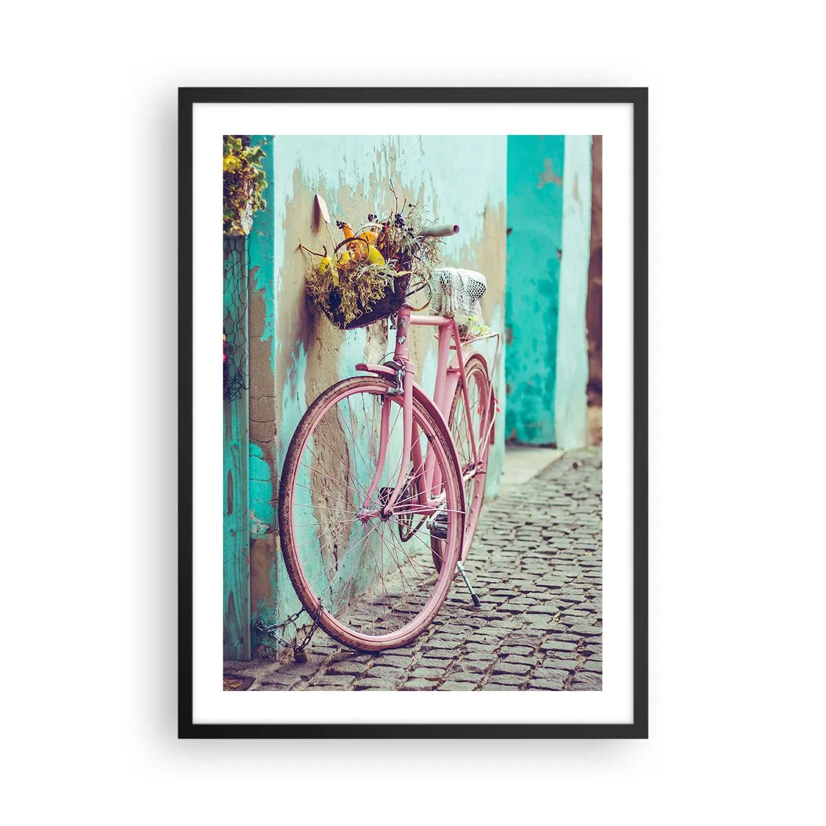 Affisch i svart ram - En rosa cykel med en korg på en lantlig gata - 50x70cm - Strax tillbaka - Modern väggdekoration för vardagsrum och sovrum ARTTOR