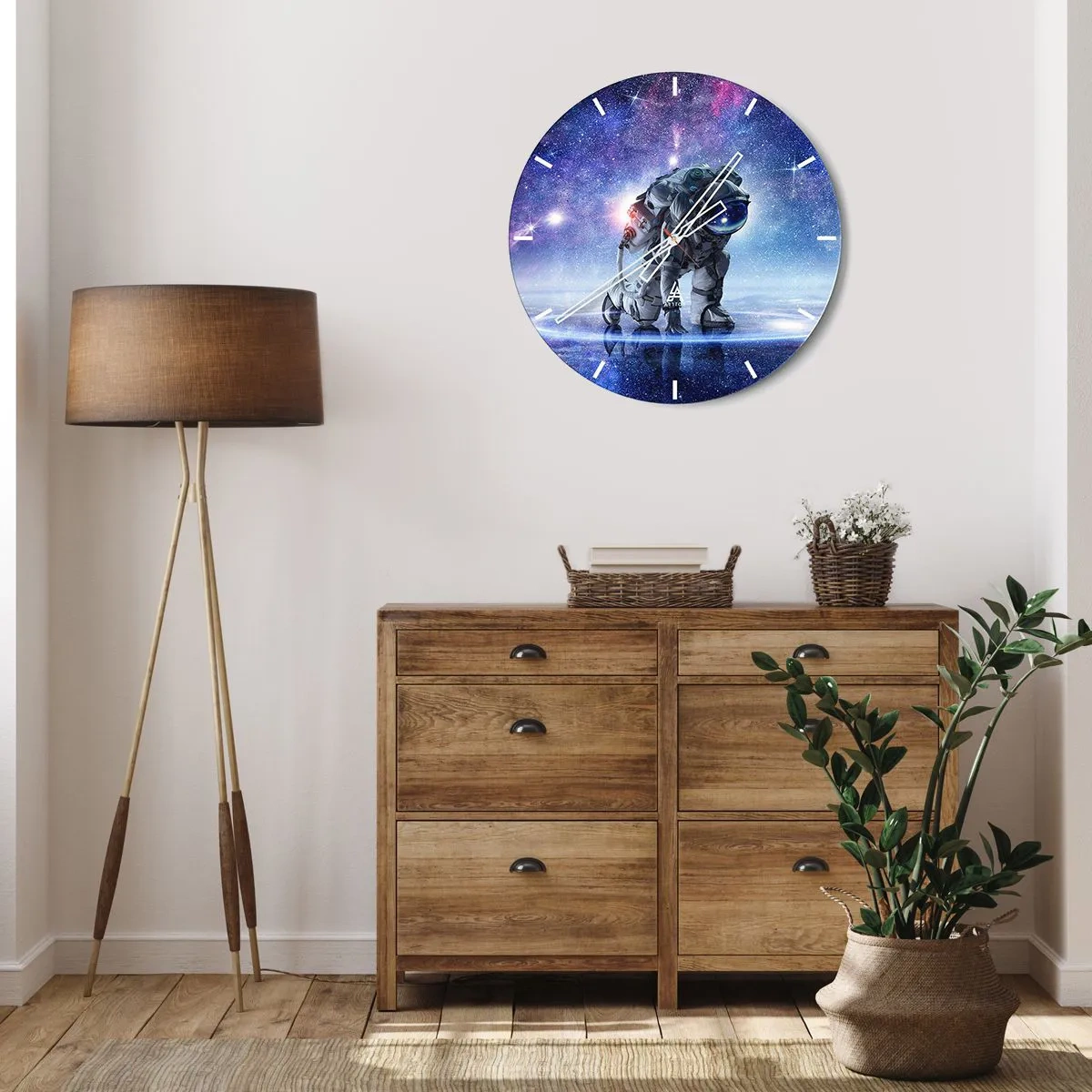 Väggklocka - Klocka på glas - En astronaut mot bakgrund av en kosmisk galax i intensiva färger. - 30x30cm - Stjärnig himmel över mig - Modern väggdekoration för vardagsrum, kök och sovrum ARTTOR