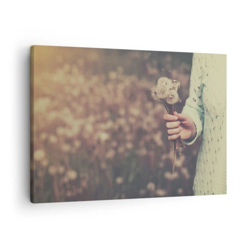 Canvastavla - Bild på duk - En hand som håller maskrosor mot en suddig bakgrund av ett fält fullt av blommor. - 70x50cm - Behåll dem - Modern väggdekoration för vardagsrum och sovrum ARTTOR