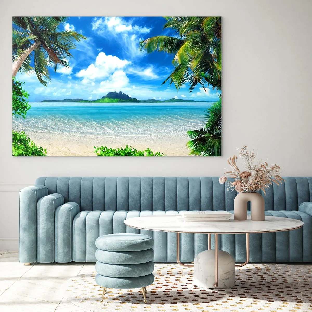 Glastavla - Bild på glas - En tropisk strand med palmer och utsikt över en bergig ö - 70x50cm - Tropikens azur - Modern väggdekoration för vardagsrum och sovrum ARTTOR