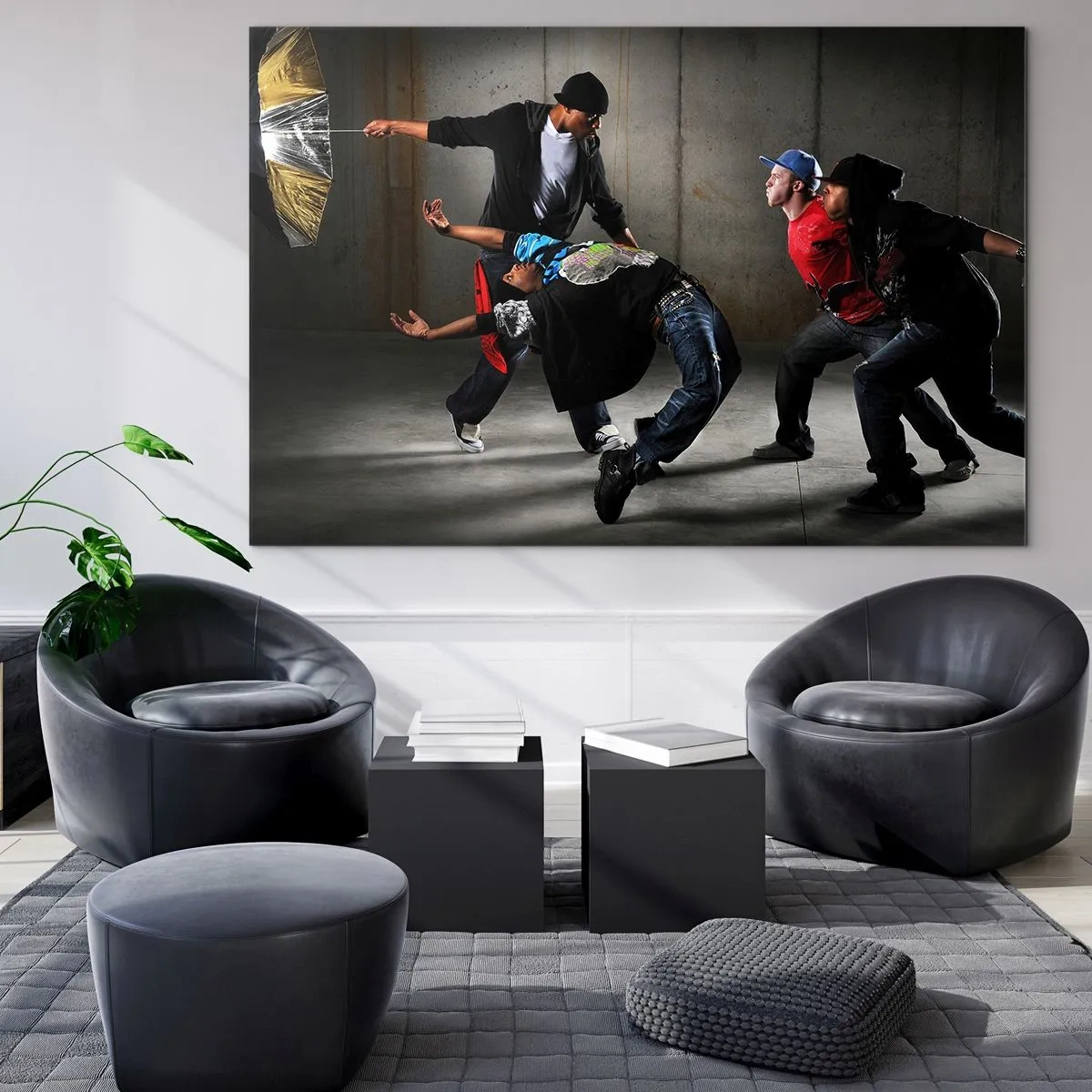 Glastavla - Bild på glas - En grupp dansare i en dynamisk pose mot en industriell bakgrund. - 70x50cm - Dansar med gatuvinden - Modern väggdekoration för vardagsrum och sovrum ARTTOR