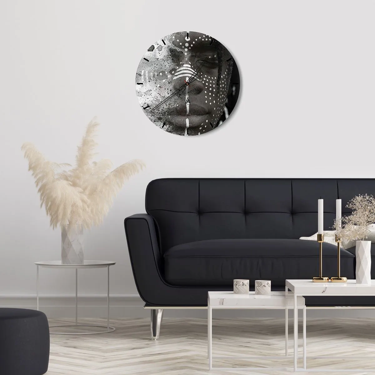 Väggklocka - Klocka på glas - Porträtt av en person med symbolisk ansiktsmålning i grå nyanser. - 30x30cm - Upptäck den ursprungliga andan - Modern väggdekoration för vardagsrum, kök och sovrum ARTTOR