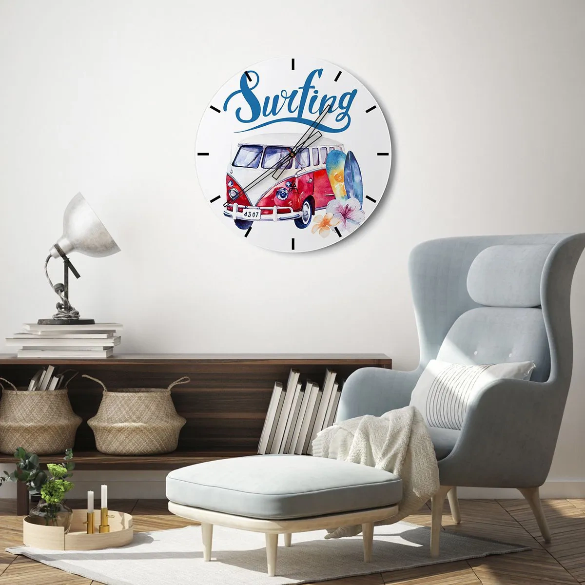 Väggklocka - Klocka på glas - Surfbussmotiv med brädor och blommor på vit bakgrund - 30x30cm - Gurka - en klassiker för surfaren - Modern väggdekoration för vardagsrum, kök och sovrum ARTTOR