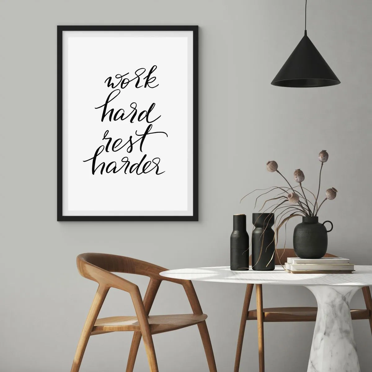 Affisch i svart ram - Motiverande inskription 'Jobba hårt, vila hårdare' på vit bakgrund - 50x70cm - Livsbalans - Modern väggdekoration för vardagsrum och sovrum ARTTOR