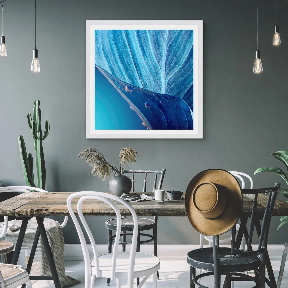 Affisch i vit ram - Dolda droppar av blått - 50x50 cm