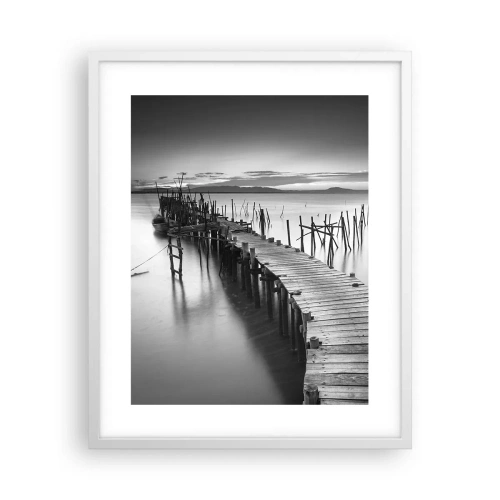 Affisch i vit ram - Den glömda strandens ro - 40x50 cm
