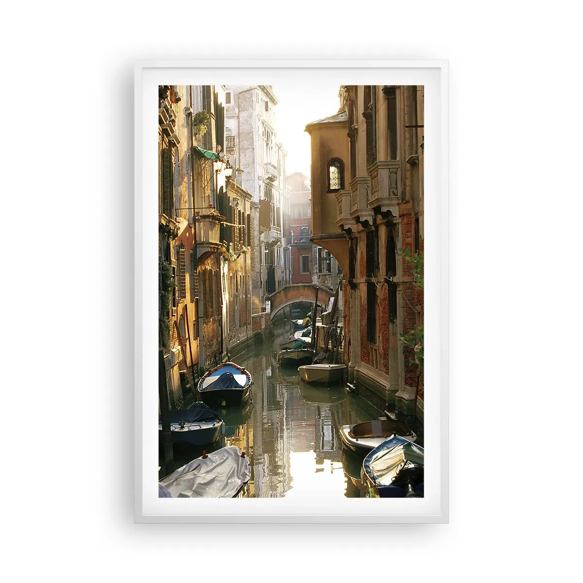 Affisch i vit ram - På en gränd i Venedig - 61x91 cm