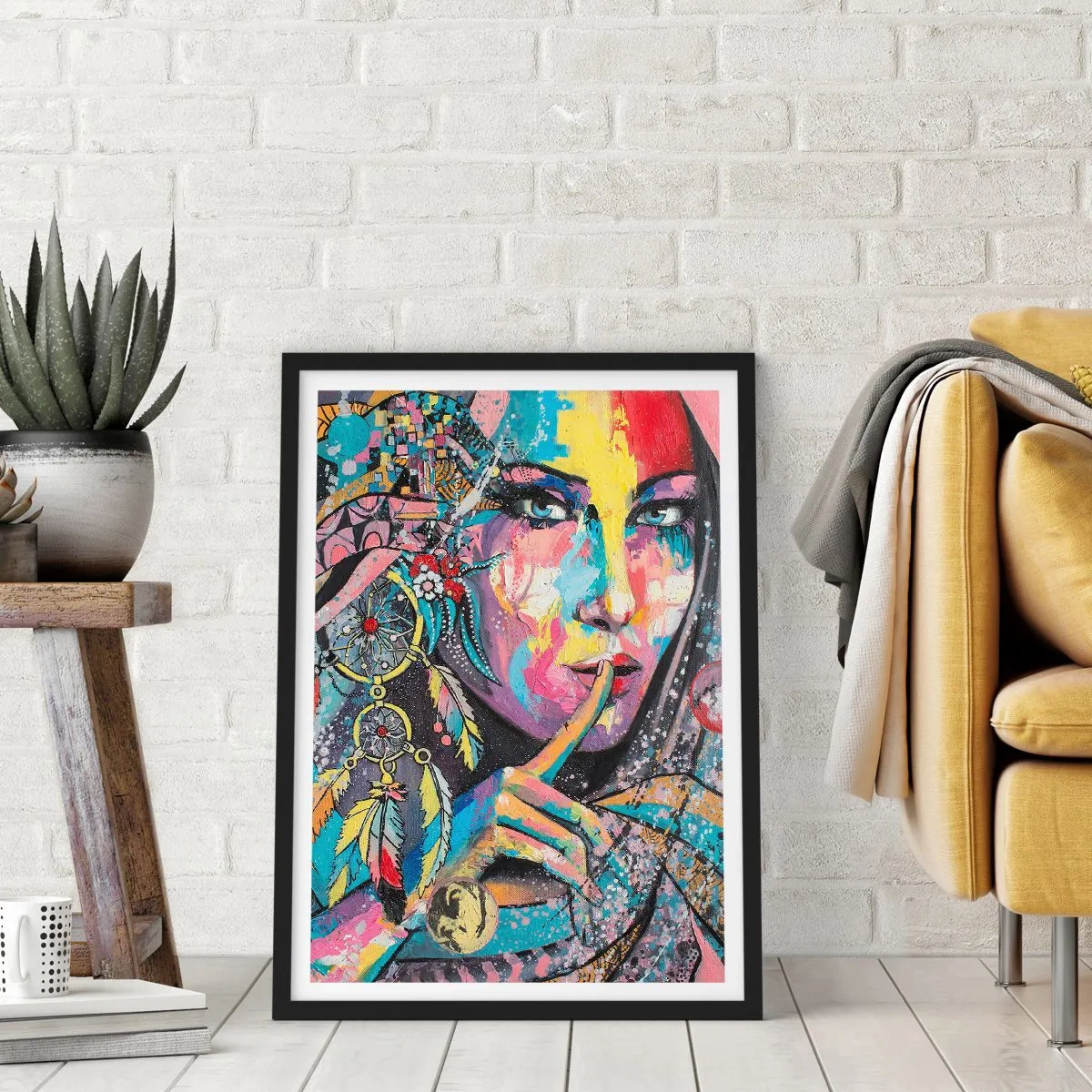 Affisch i svart ram - Färgglatt porträtt av en kvinna med fjädrar och en drömfångare - 50x70cm - Var tyst tills du förstår - Modern väggdekoration för vardagsrum och sovrum ARTTOR