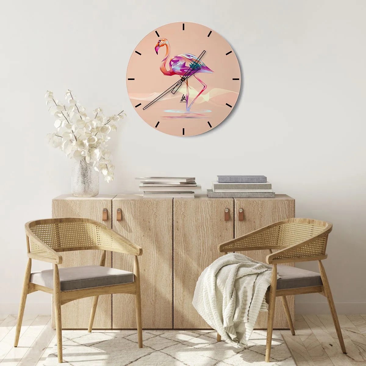 Väggklocka - Klocka på glas - Flamingo med ett geometriskt mönster på en beige bakgrund - 30x30cm - Goda emotioners fågel - Modern väggdekoration för vardagsrum, kök och sovrum ARTTOR