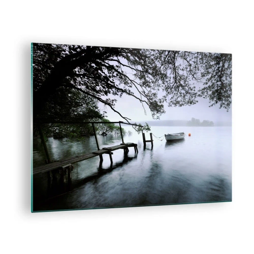 Glastavla - Bild på glas - En träbrygga över en dimmig sjö med en båt i bakgrunden - 70x50cm - Så kopplar du av - Modern väggdekoration för vardagsrum och sovrum ARTTOR