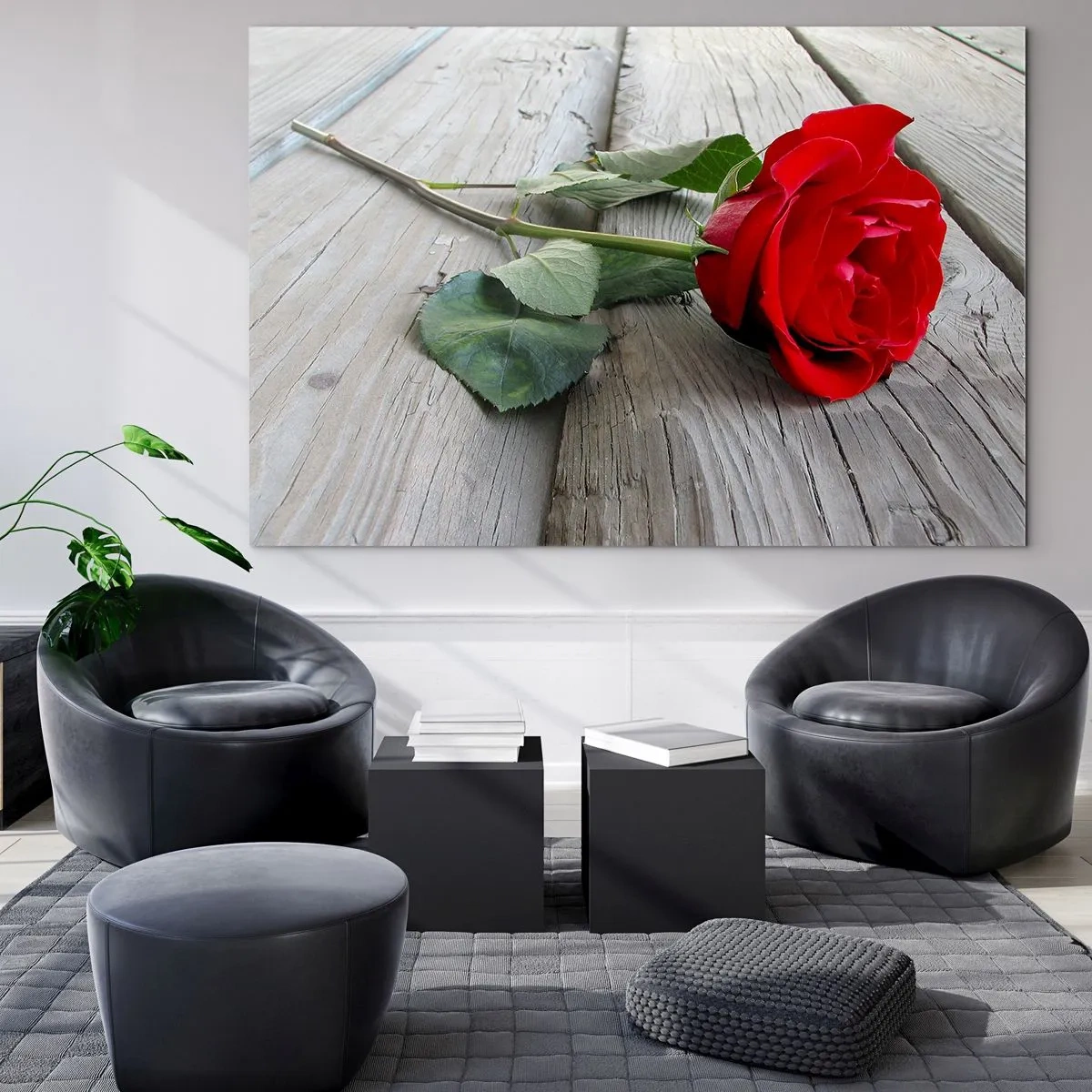 Glastavla - Bild på glas - Röd ros på en träskiva - 70x50cm - En studie i scharlakansröd - Modern väggdekoration för vardagsrum och sovrum ARTTOR