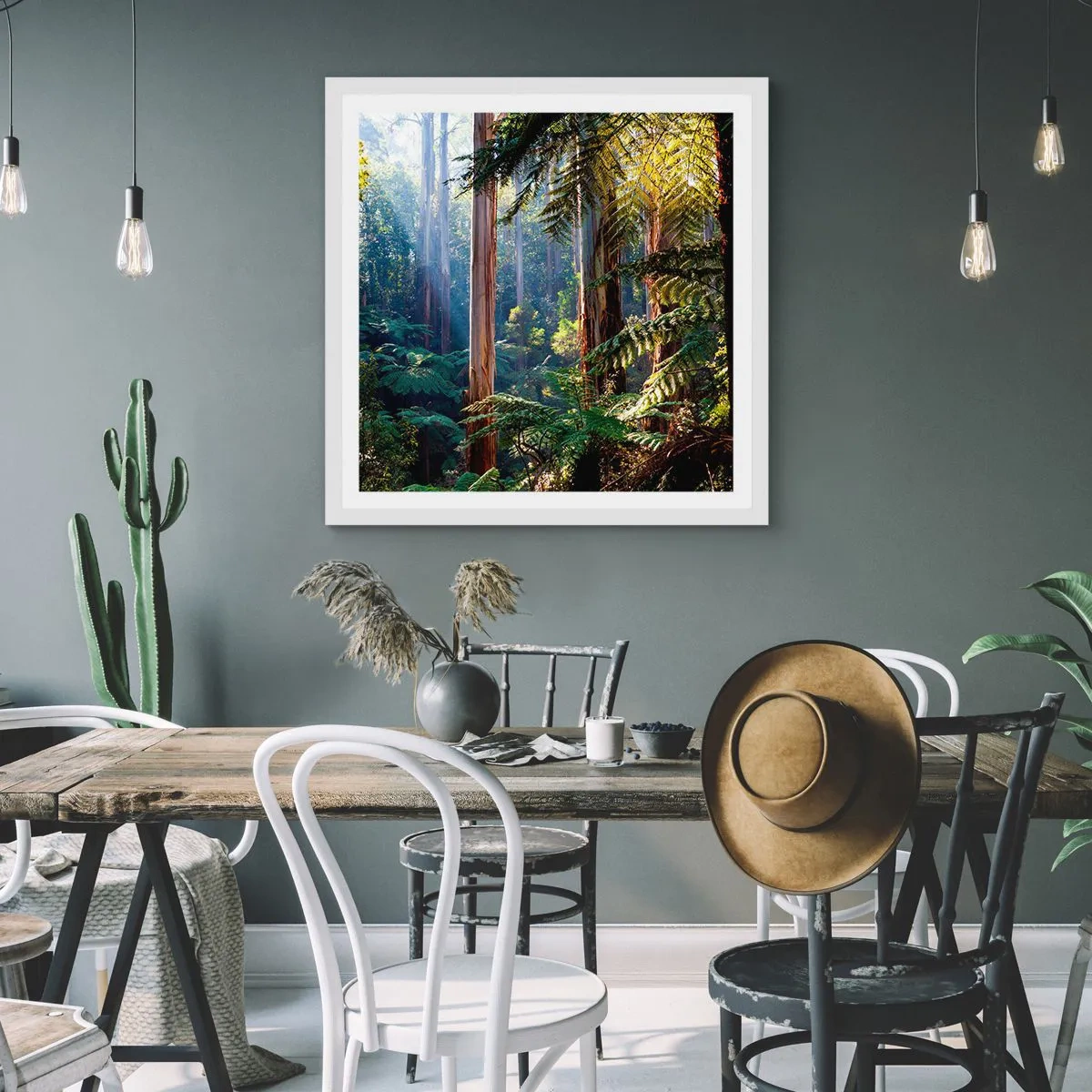 Affisch i vit ram - Skogens saga - 40x40 cm