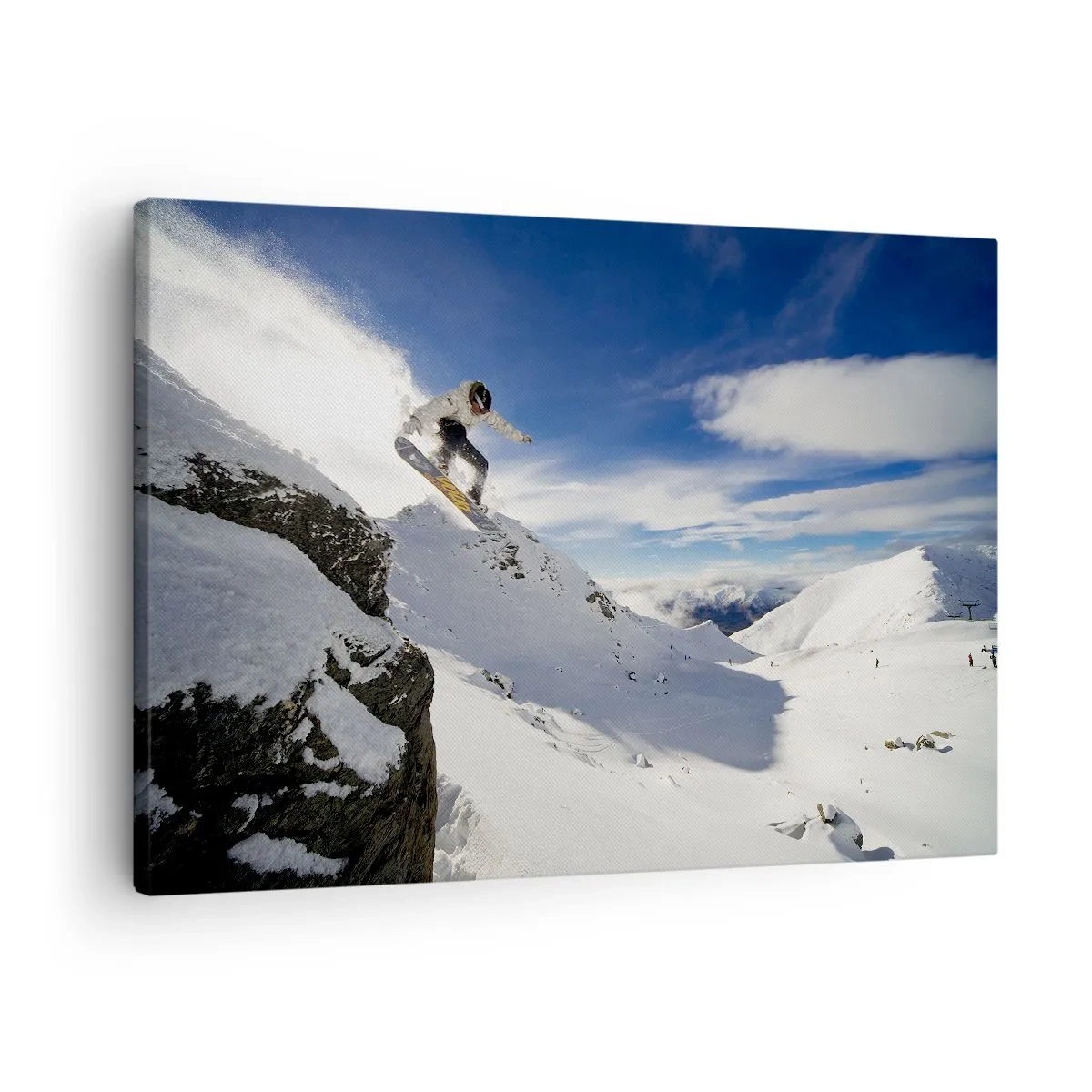 Canvastavla - Bild på duk - En snowboardåkare hoppar från en klippa med snöklädda berg i bakgrunden. - 70x50cm - Frihet utan gränserna - Modern väggdekoration för vardagsrum och sovrum ARTTOR