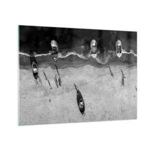 Glastavla - Bild på glas - Svartvita båtar och deras skuggor på en sandstrand sedd ovanifrån - 70x50cm - Fortfarande på stranden... - Modern väggdekoration för vardagsrum och sovrum ARTTOR