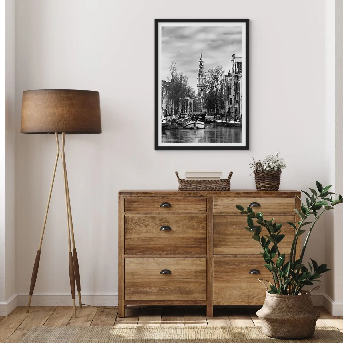 Affisch i svart ram - En svartvit vy över kanalen med ett historiskt torn i bakgrunden. - 50x70cm - Amsterdam stämning - Modern väggdekoration för vardagsrum och sovrum ARTTOR