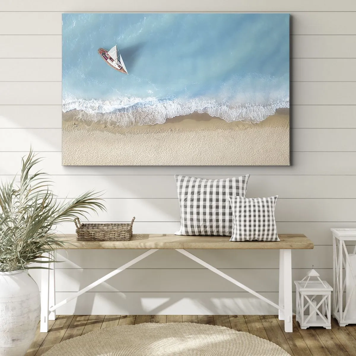 Canvastavla - Bild på duk - En fågelperspektiv av en båt på stranden - 70x50cm - På gränsen mellan blå och guld - Modern väggdekoration för vardagsrum och sovrum ARTTOR