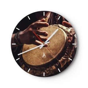 Väggklocka - Klocka på glas - Händer som spelar en traditionell trumma i varmt ljus - 30x30cm - I hjärtats takt - Modern väggdekoration för vardagsrum, kök och sovrum ARTTOR