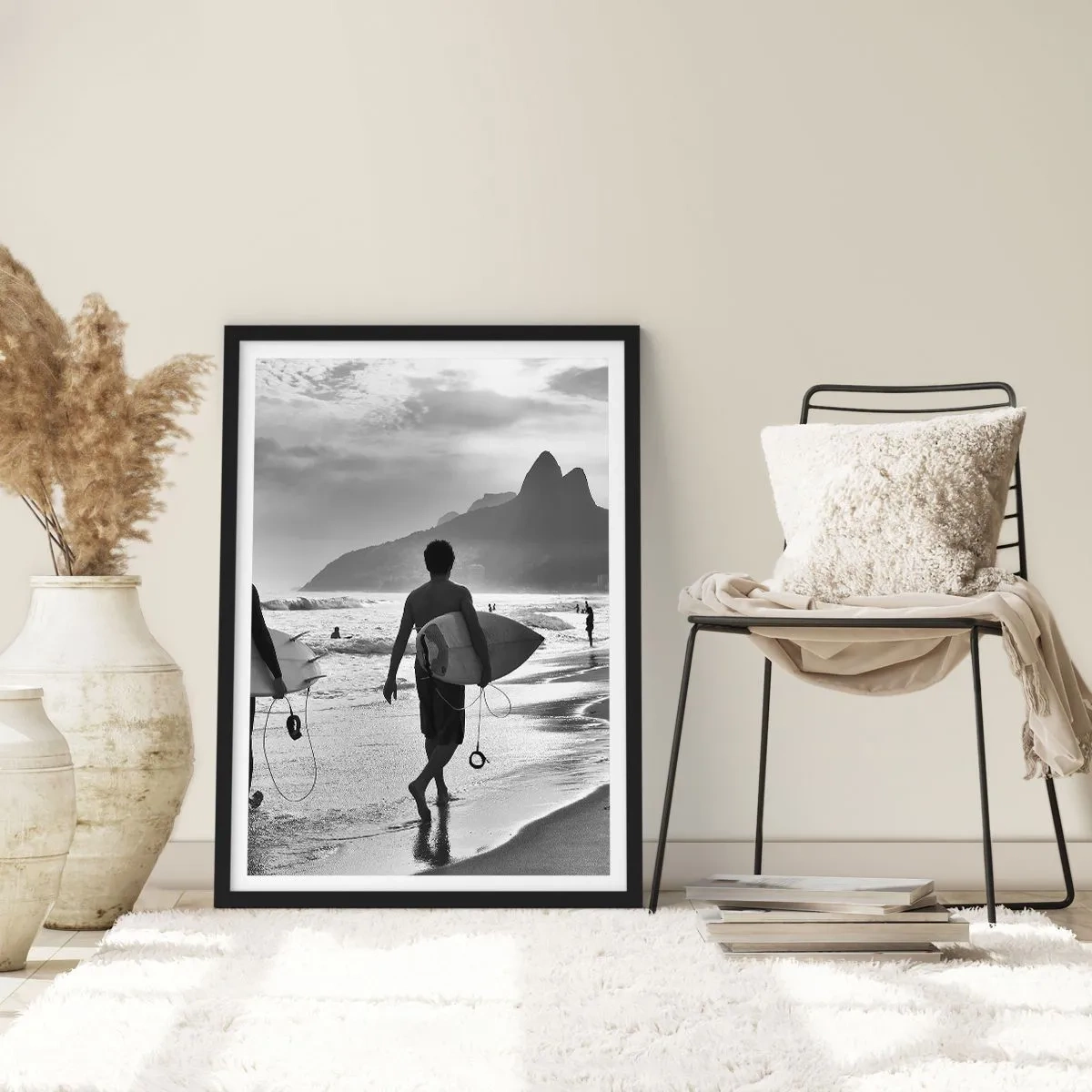 Affisch i svart ram - En surfare på stranden i ett svartvitt fotografi - 50x70cm - Samba för en våg - Modern väggdekoration för vardagsrum och sovrum ARTTOR