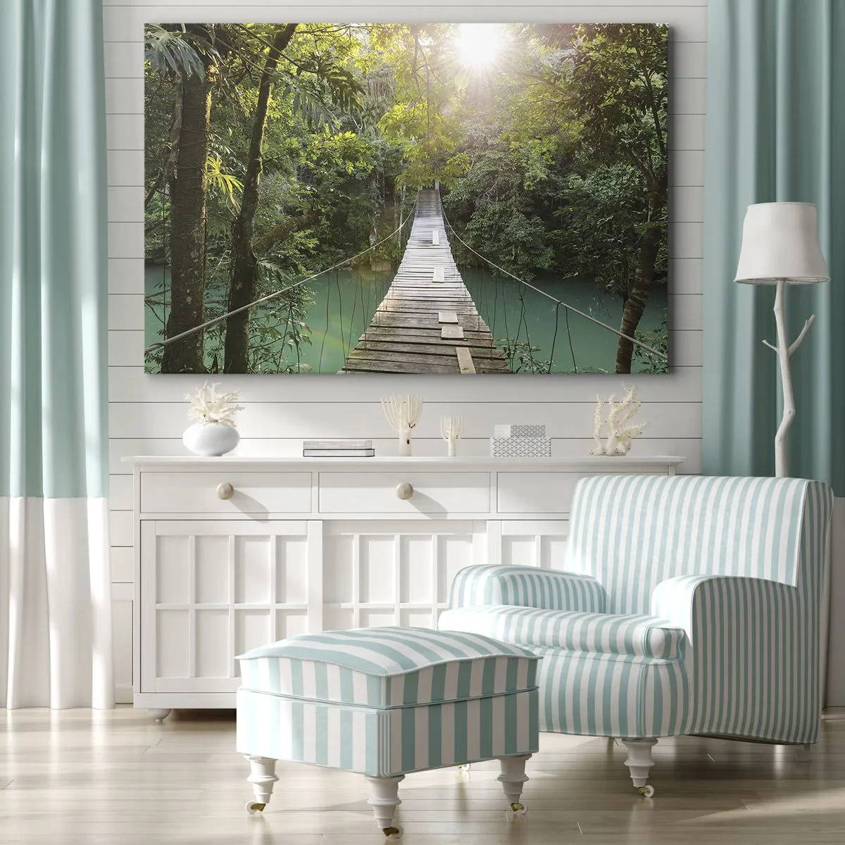 Canvastavla - Bild på duk - En hängbro i en tropisk skog upplyst av solljus. - 70x50cm - Vid azurblått vatten till azurblå skog - Modern väggdekoration för vardagsrum och sovrum ARTTOR