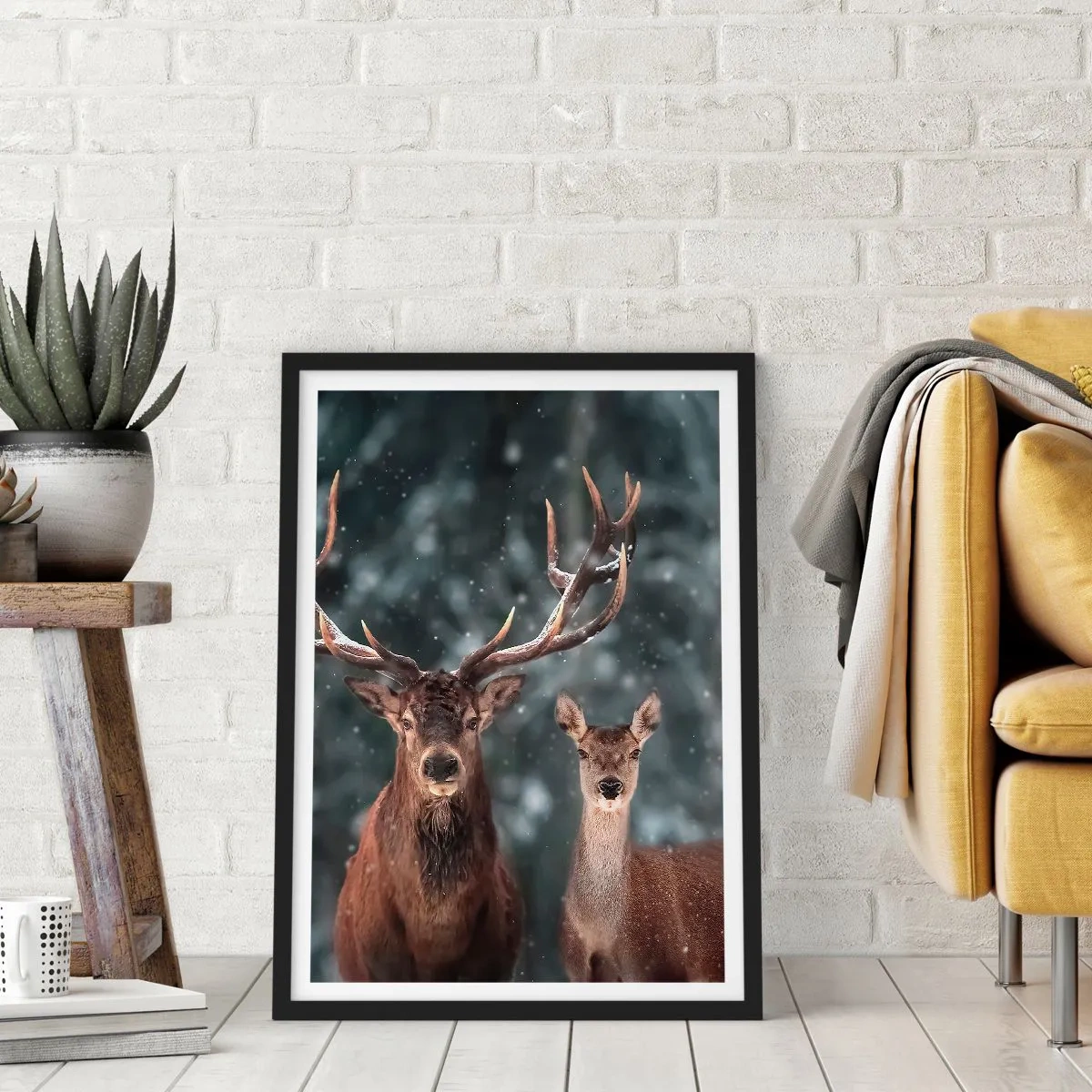 Affisch i svart ram - Ett par rådjur mot bakgrund av en vinterskog - 50x70cm - Skogens herre med hustrun - Modern väggdekoration för vardagsrum och sovrum ARTTOR