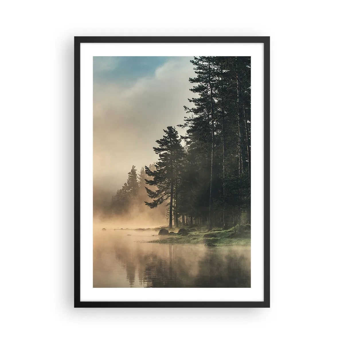 Affisch i svart ram - Dimmigt skogslandskap över en lugn sjö - 50x70cm - Dagen föds - Modern väggdekoration för vardagsrum och sovrum ARTTOR