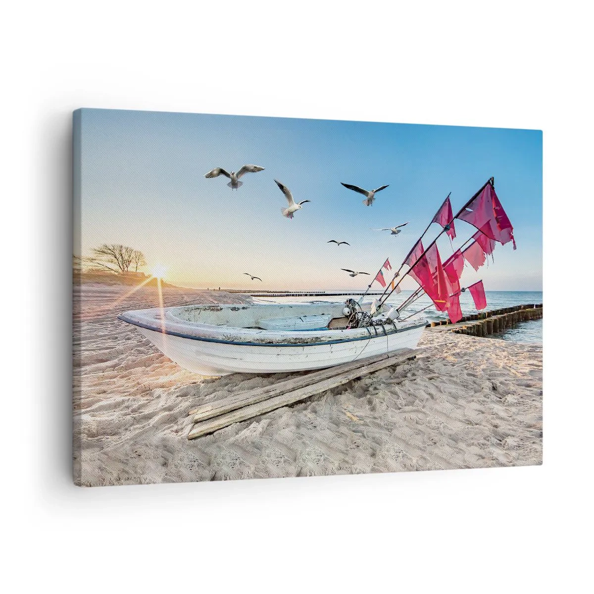 Canvastavla - Bild på duk - En båt på stranden i gryningen med måsar och röda flaggor - 70x50cm - Välförtjänt vila - Modern väggdekoration för vardagsrum och sovrum ARTTOR