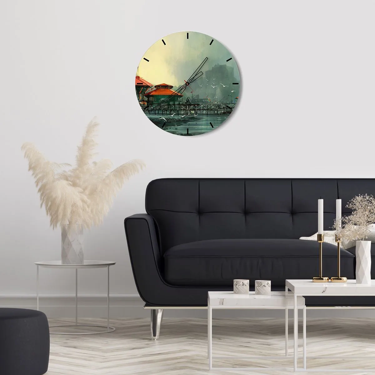 Väggklocka - Klocka på glas - En hamnbild med en pir och byggnader mot en molnig himmel - 30x30cm - Duggig dag i hamnen - Modern väggdekoration för vardagsrum, kök och sovrum ARTTOR