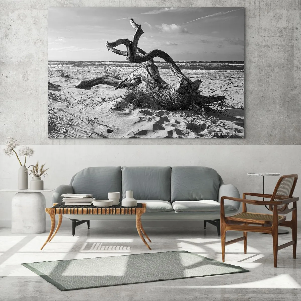 Glastavla - Bild på glas - Ett svartvitt landskap med en fallen gren på en strand vid havet. - 70x50cm - Havets skulptur - Modern väggdekoration för vardagsrum och sovrum ARTTOR