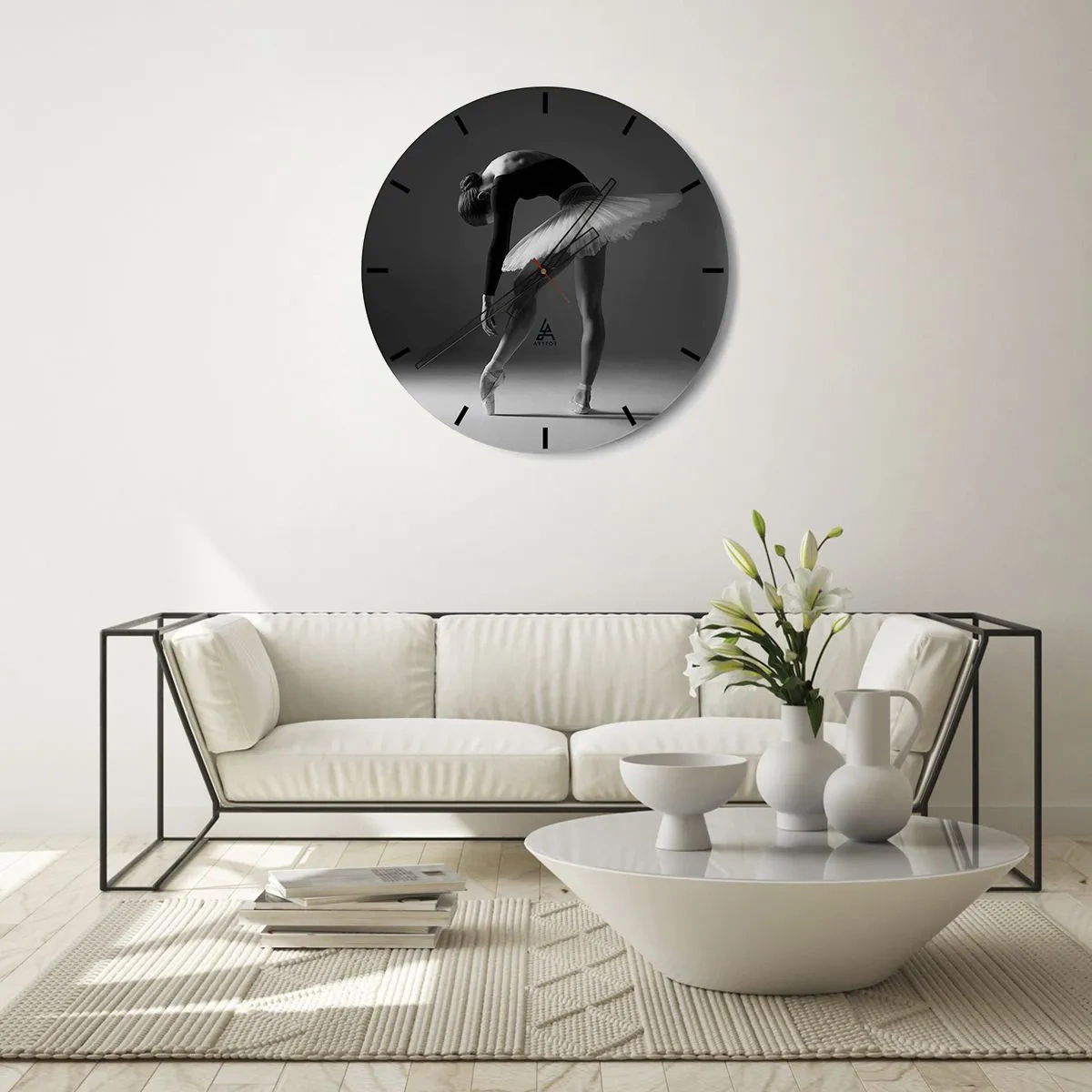 Väggklocka - Klocka på glas - Svartvit ballerina i en klassisk danspose - 30x30cm - Bella ballerina - Modern väggdekoration för vardagsrum, kök och sovrum ARTTOR