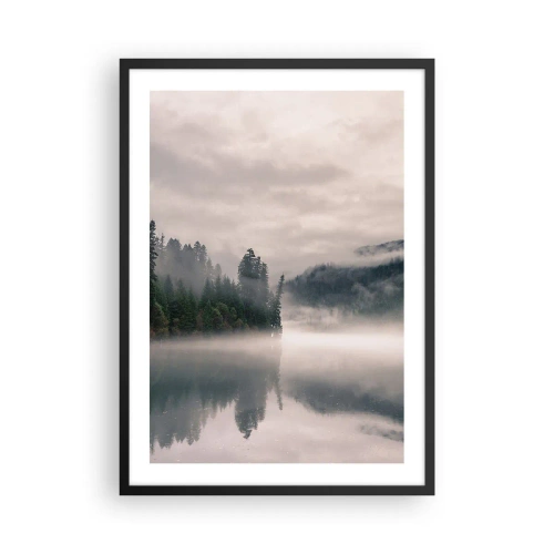 Affisch i svart ram - En dimmig skog som speglas i sjöns lugna yta - 50x70cm - I förundran, i dimman - Modern väggdekoration för vardagsrum och sovrum ARTTOR