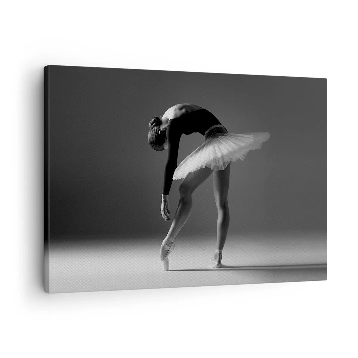 Canvastavla - Bild på duk - En ballerina i en elegant pose mot en svartvit bakgrund - 70x50cm - Bella ballerina - Modern väggdekoration för vardagsrum och sovrum ARTTOR