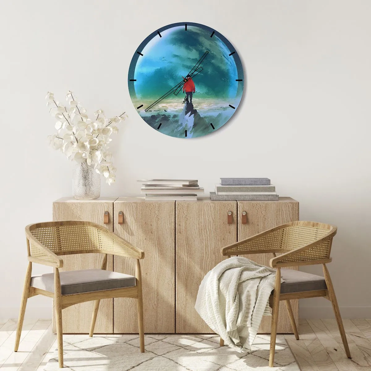 Väggklocka - Klocka på glas - En figur på en bergstopp med utsikt över en grön planet - 30x30cm - Upptäckare av en ny jord - Modern väggdekoration för vardagsrum, kök och sovrum ARTTOR