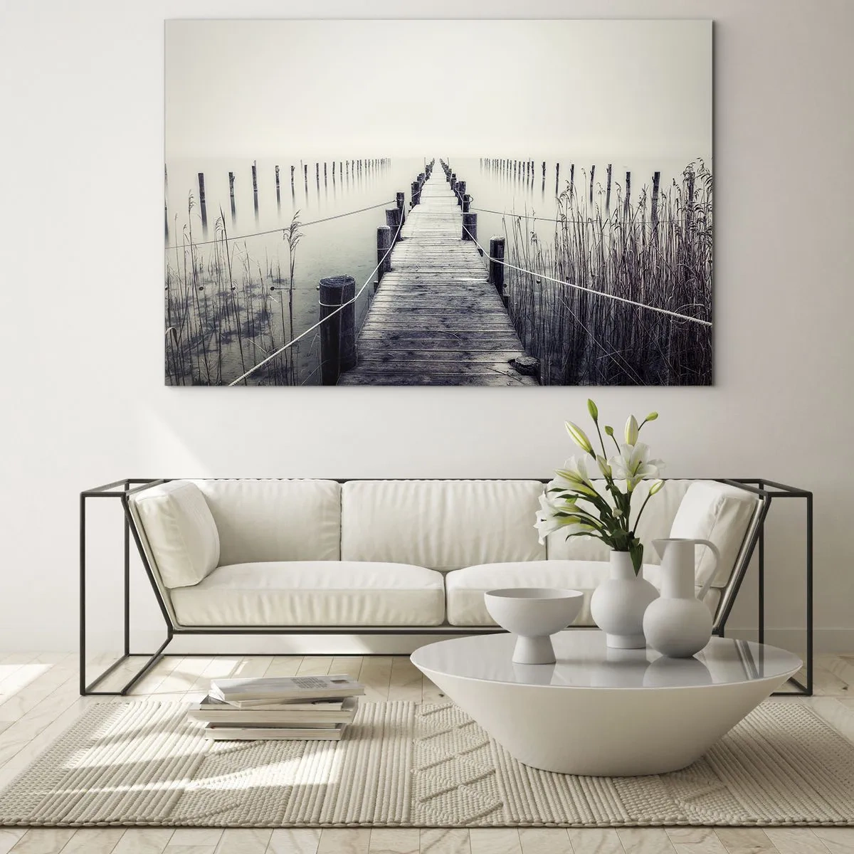 Glastavla - Bild på glas - En träbro leder ner i djupet av en lugn sjö i dimman. - 70x50cm - Fördjupa dig i frid - Modern väggdekoration för vardagsrum och sovrum ARTTOR