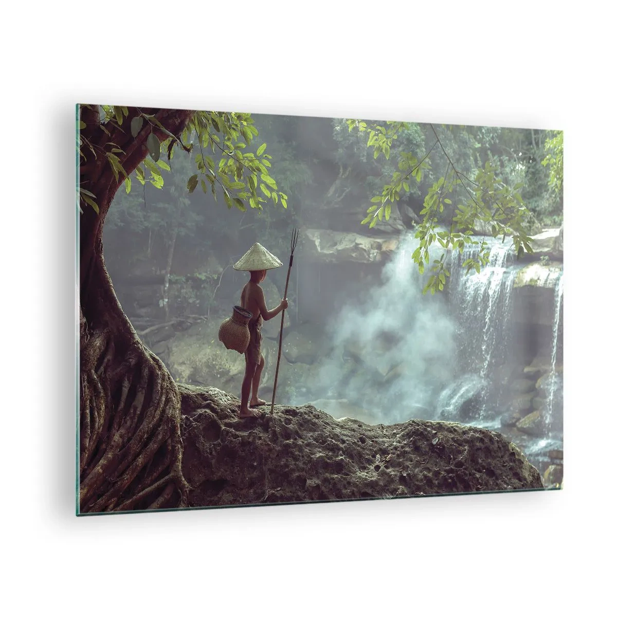 Glastavla - Bild på glas - En pojke med ett spjut vid ett vattenfall i regnskogen - 70x50cm - Vän med naturen - Modern väggdekoration för vardagsrum och sovrum ARTTOR