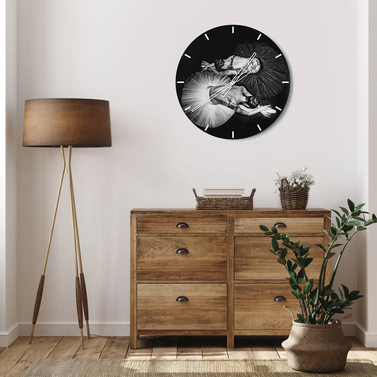 Väggklocka - Klocka på glas - En astronaut som driver i rymden ovanför jorden - 30x30cm - Jin och jang – den perfekta balansen - Modern väggdekoration för vardagsrum, kök och sovrum ARTTOR