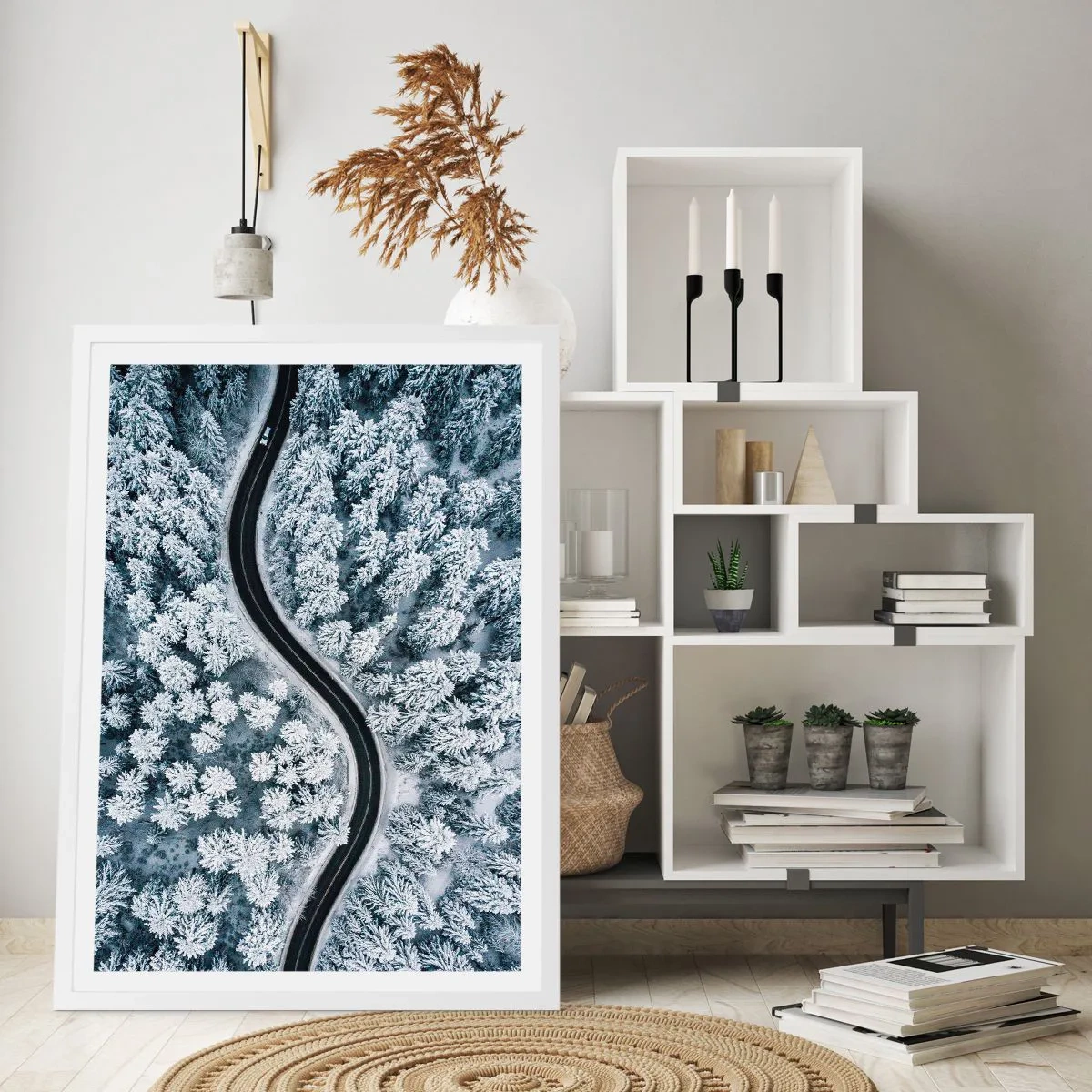 Affisch i vit ram - Genom vinterskogen - 40x50 cm