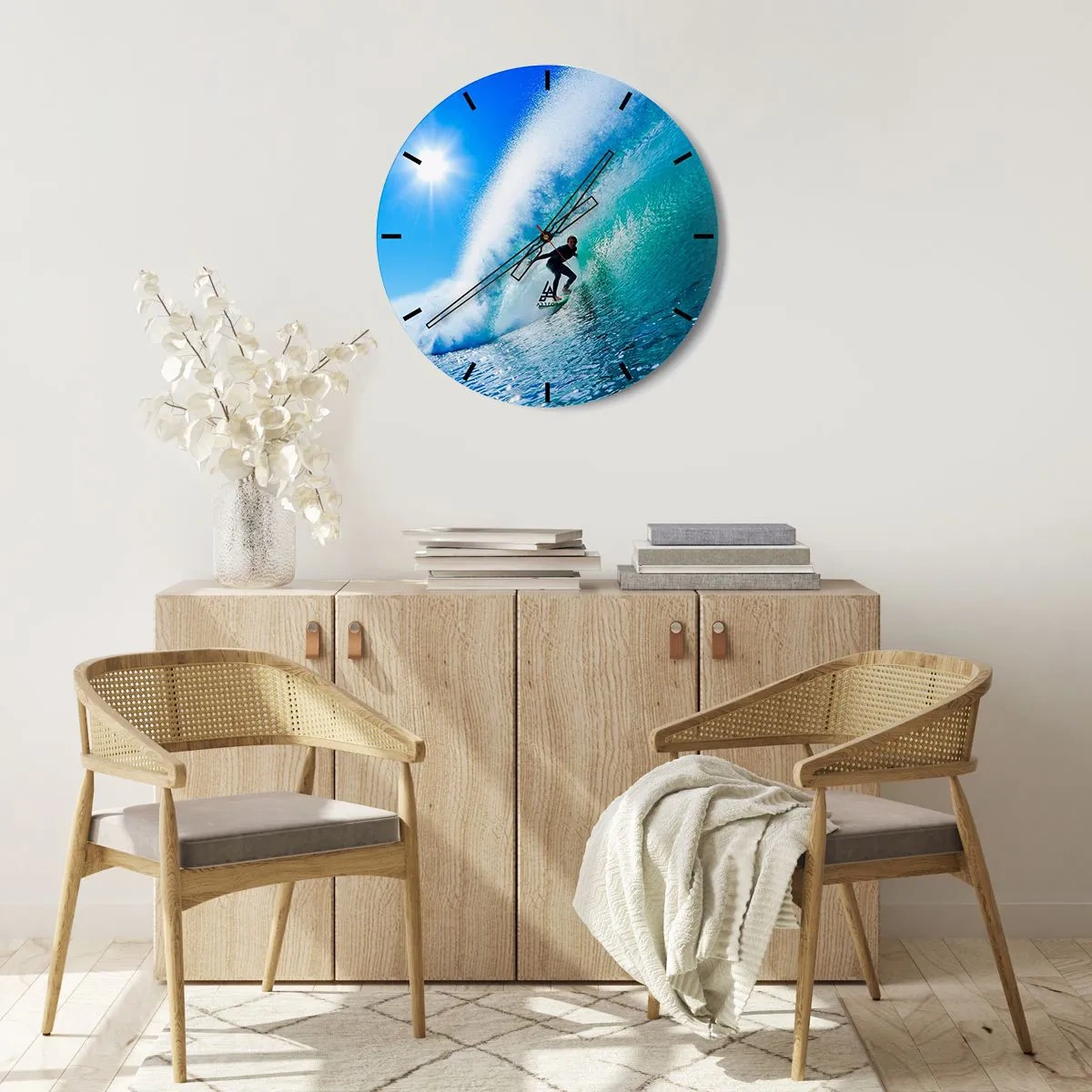 Väggklocka - Klocka på glas - Surfare på en våg på en solig dag - 30x30cm - Genom stora blåa - Modern väggdekoration för vardagsrum, kök och sovrum ARTTOR