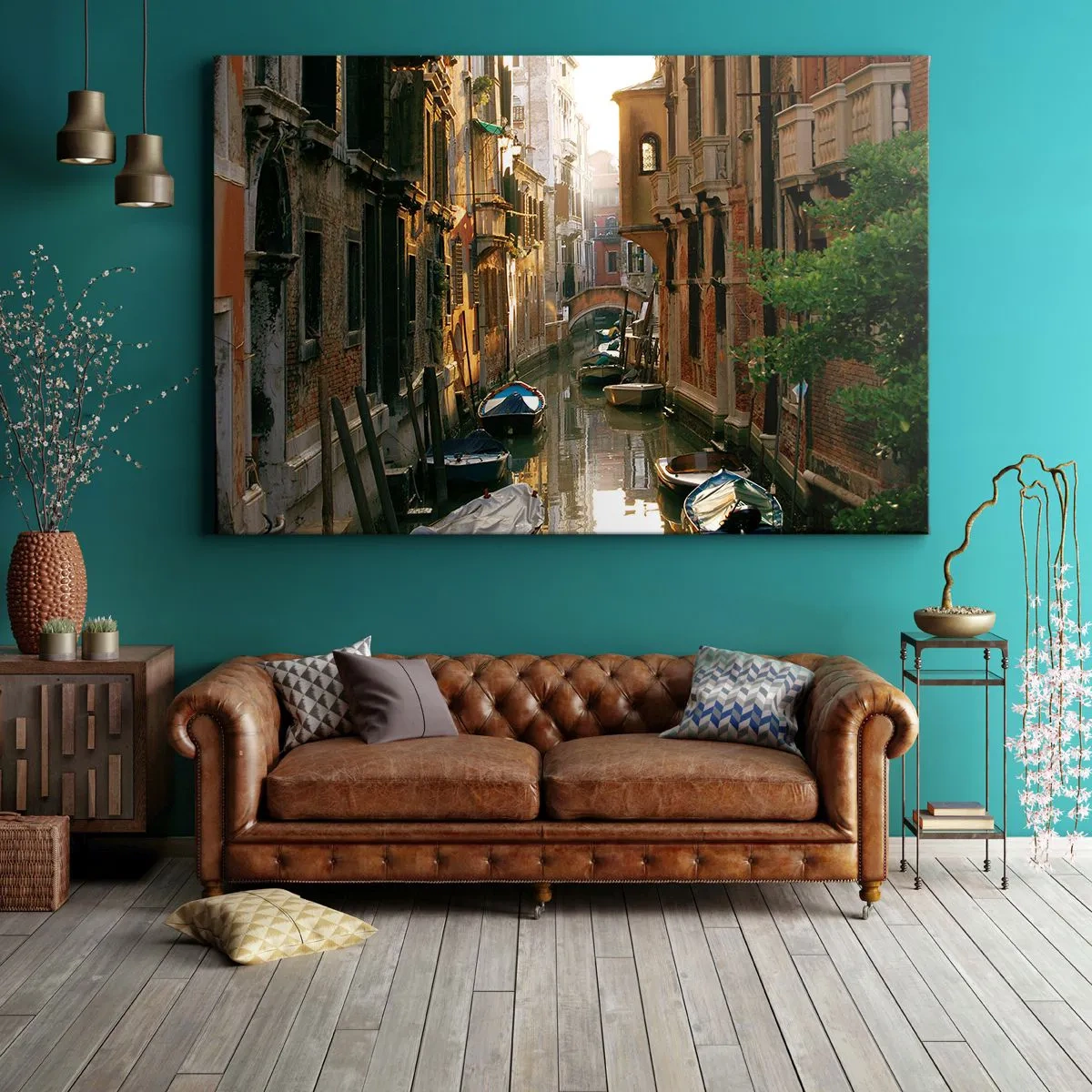 Canvastavla - Bild på duk - En pittoresk kanal i Venedig med båtar och en bro - 70x50cm - På en gränd i Venedig - Modern väggdekoration för vardagsrum och sovrum ARTTOR