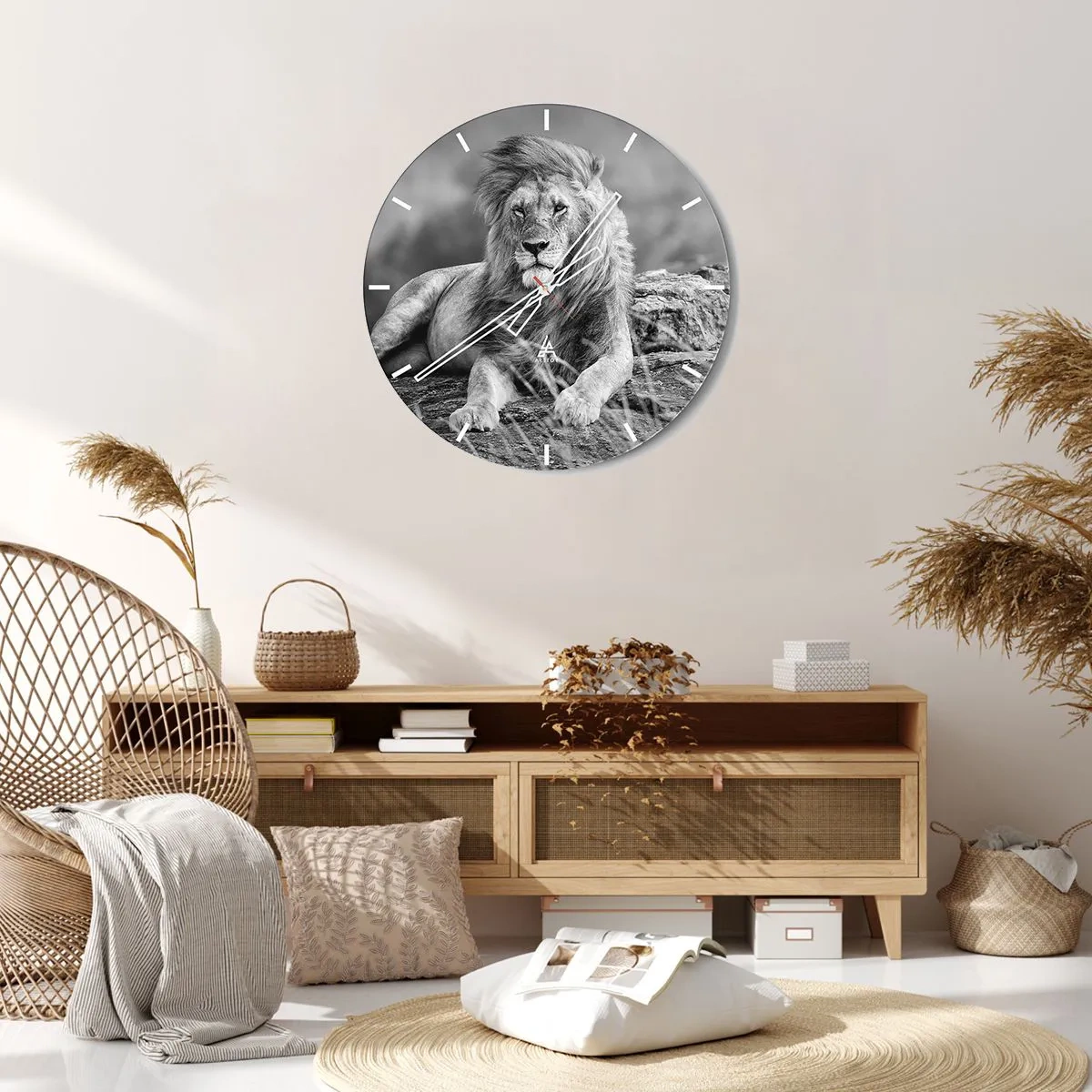 Väggklocka - Klocka på glas - Ett lejon i en majestätisk pose mot bakgrund av vild natur - 30x30cm - Kunglig siesta - Modern väggdekoration för vardagsrum, kök och sovrum ARTTOR