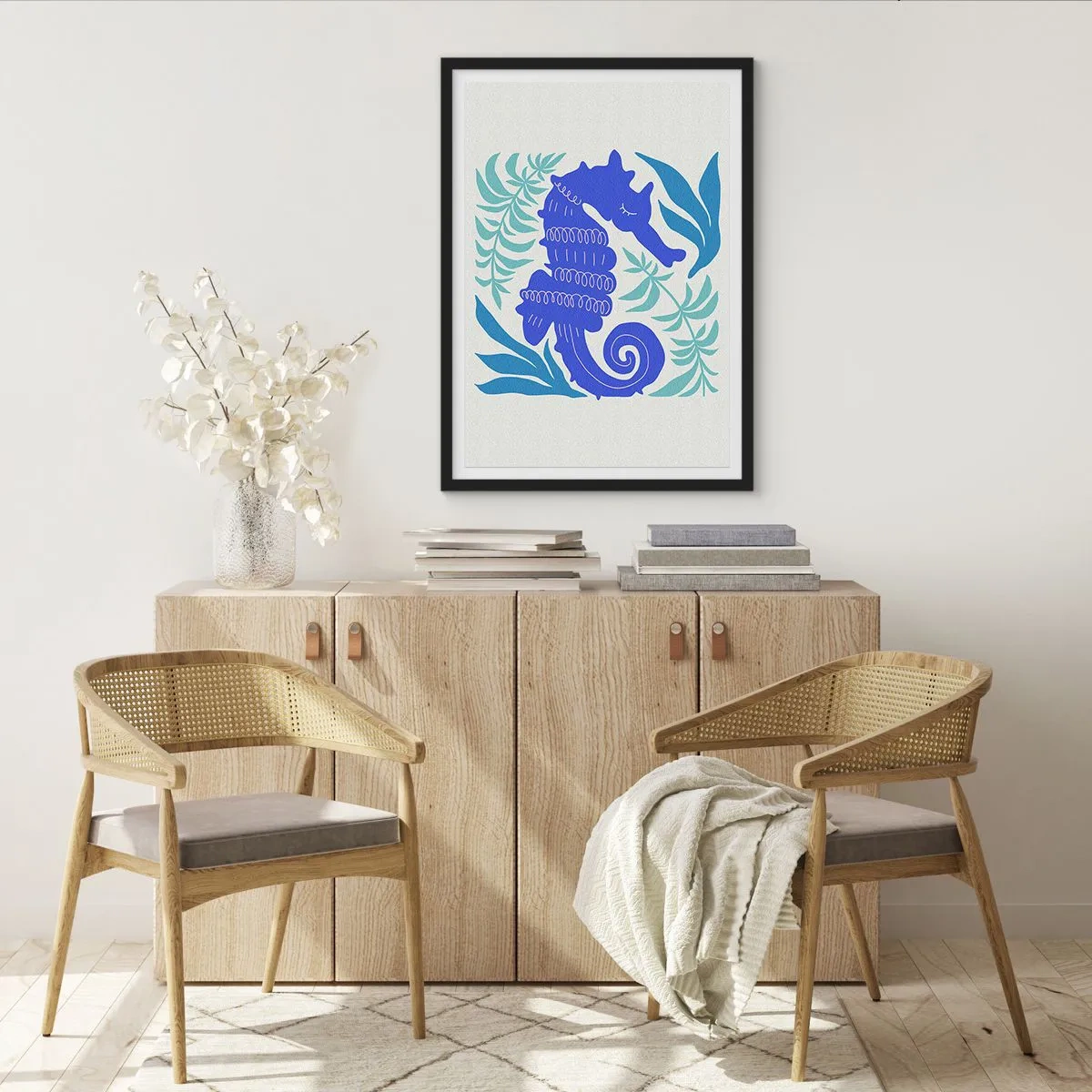 Affisch i svart ram - En stiliserad sjöhäst omgiven av vegetation. - 50x70cm - På enundervattenäng - Modern väggdekoration för vardagsrum och sovrum ARTTOR