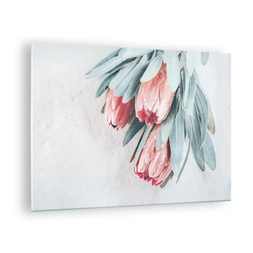 Glastavla - Bild på glas - Tre pastellfärgade proteablommor med blad på en ljus bakgrund - 70x50cm - Generad av sin skönhet - Modern väggdekoration för vardagsrum och sovrum ARTTOR