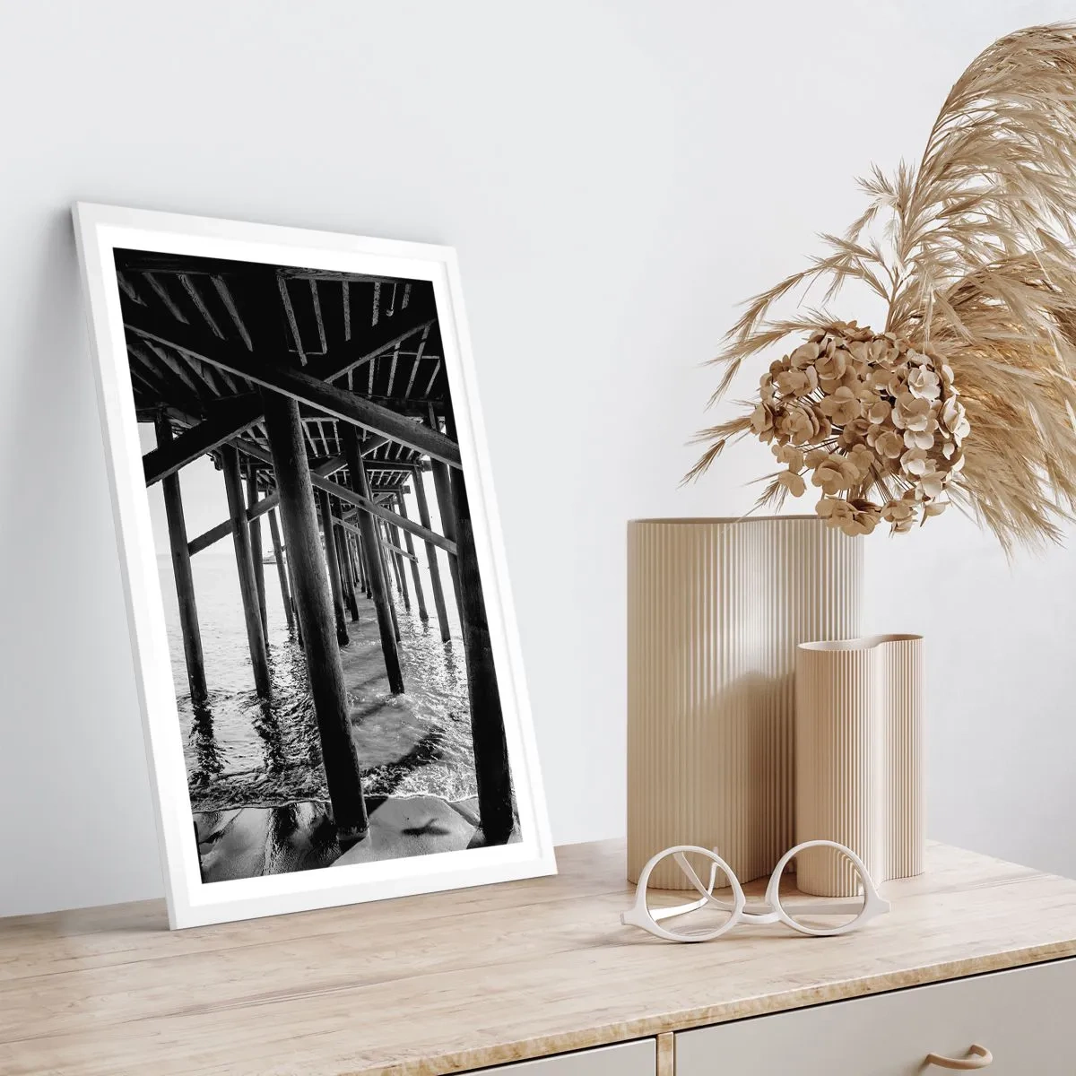Affisch i vit ram - Gömställe på stranden - 70x100 cm