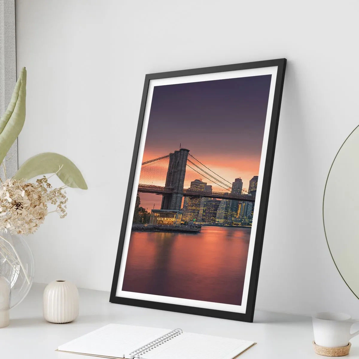 Affisch i svart ram - Brooklynbron på natten med den upplysta staden i bakgrunden - 50x70cm - Doppad i lila tystnad - Modern väggdekoration för vardagsrum och sovrum ARTTOR
