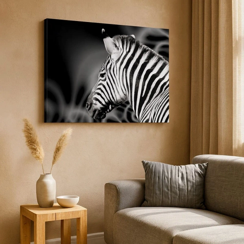 Canvastavla - Bild på duk - Svartvitt porträtt av en zebra mot en bakgrund av abstrakta mönster. - 70x50cm - Vit är vit och svart är svart - Modern väggdekoration för vardagsrum och sovrum ARTTOR