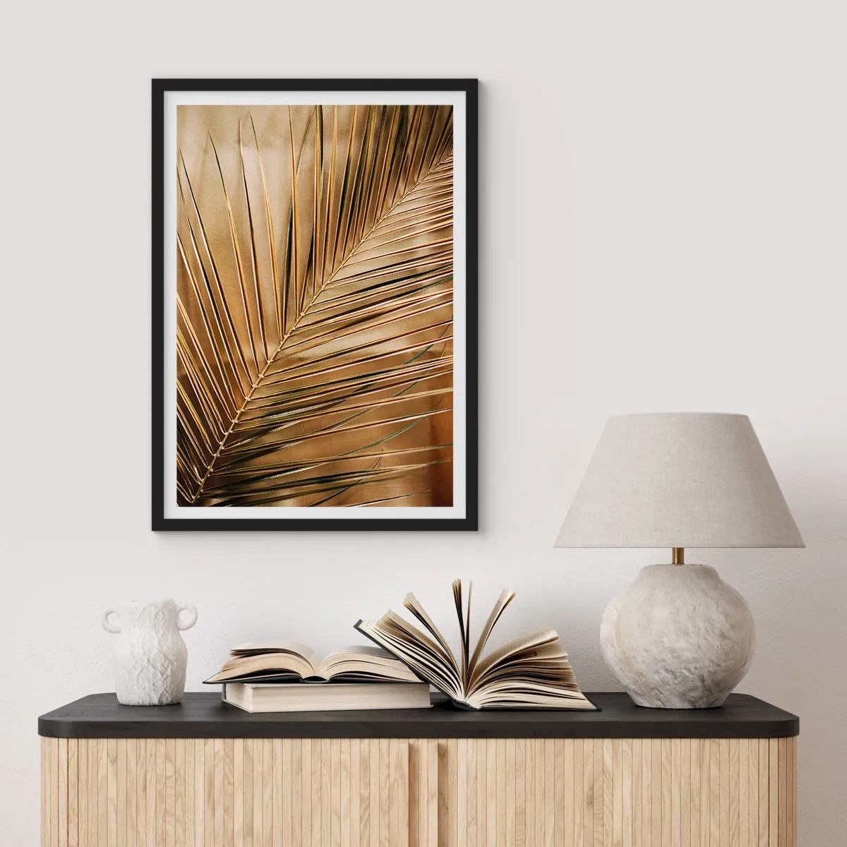 Affisch i svart ram - Gyllene palmblad på en elegant bakgrund - 50x70cm - Naturlig pelargång - Modern väggdekoration för vardagsrum och sovrum ARTTOR