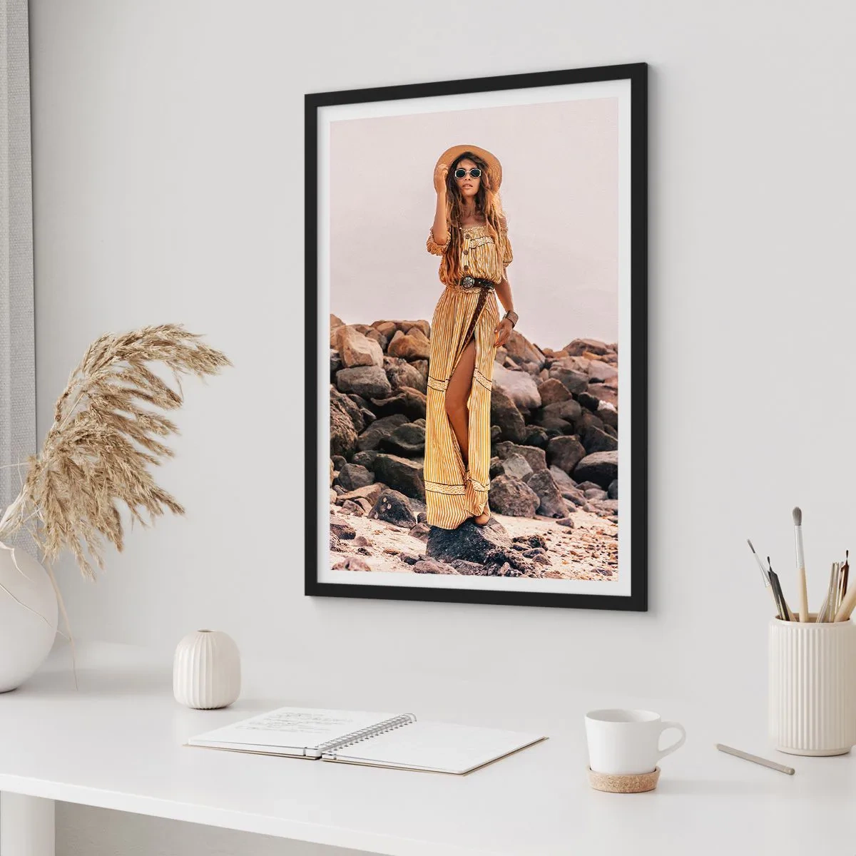 Affisch i svart ram - Snygg kvinna i bohoklänning mot en stenig bakgrund - 50x70cm - Stenarnas magi - Modern väggdekoration för vardagsrum och sovrum ARTTOR