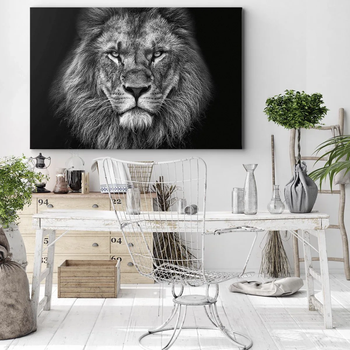 Canvastavla - Bild på duk - Porträtt av ett majestätiskt lejon i svartvitt - 70x50cm - I kröningskläder - Modern väggdekoration för vardagsrum och sovrum ARTTOR